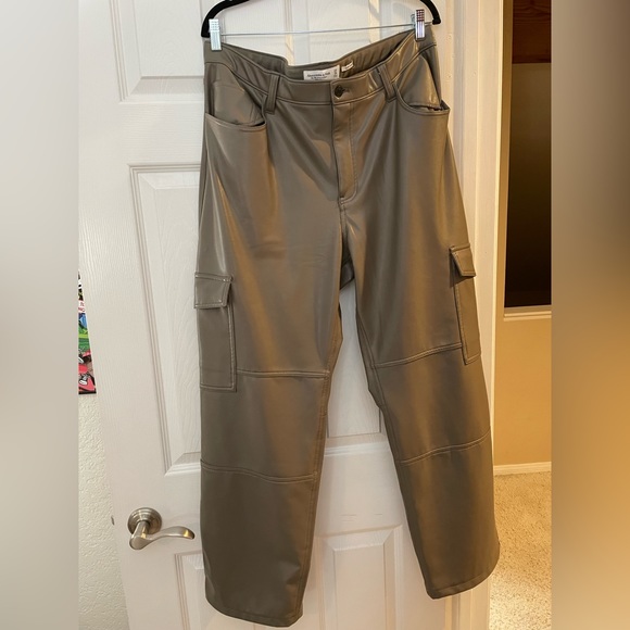 Abercrombie Women's Vegan Leather Cargo 90s Relaxed Pant Gray 34 reg - Picture 14 of 14